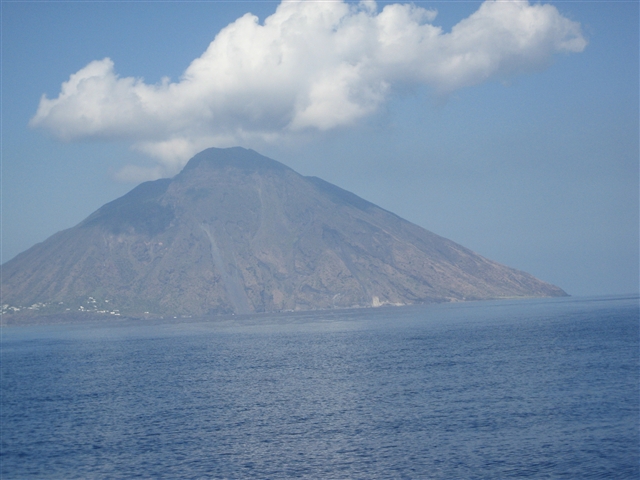 Da lontano, ecco che piano piano, compare Stromboli. Come una isola evanescente, sembra spuntare dagli stessi fumi che emette!